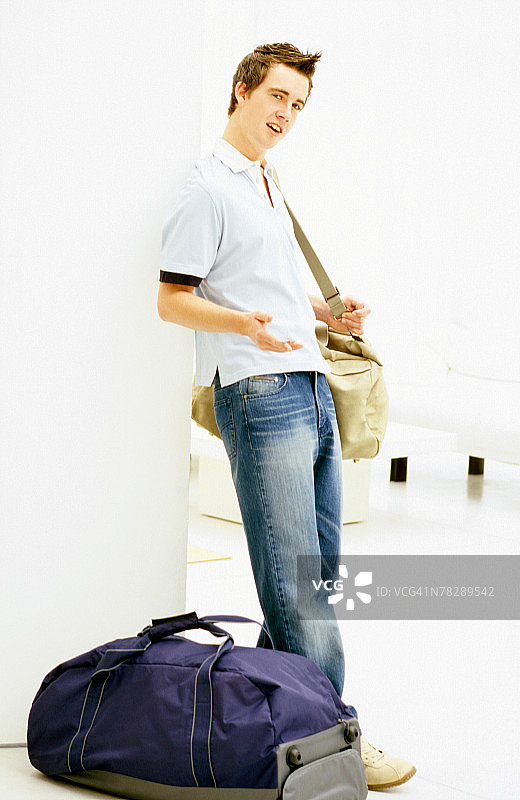 带行李的男人图片素材