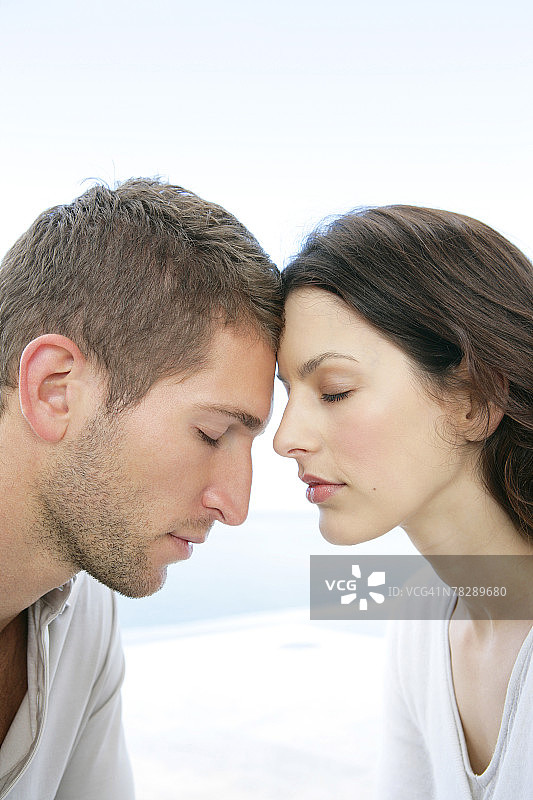 情侣头部相触图片素材
