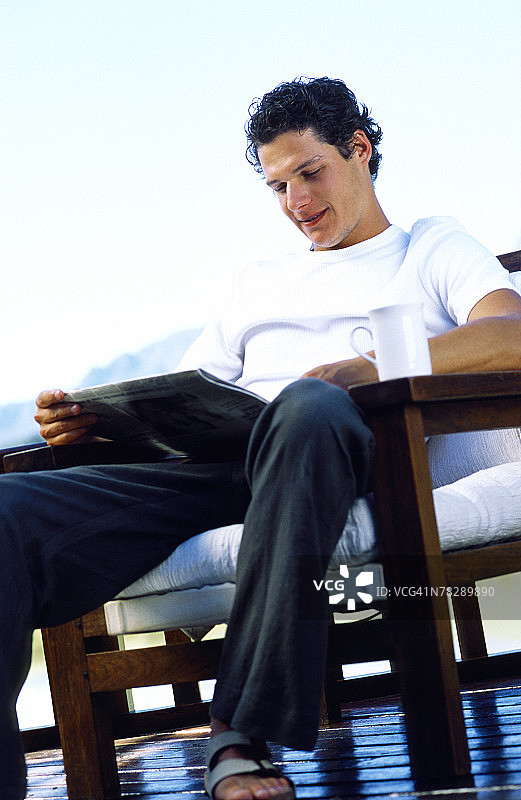 男子看报纸图片素材