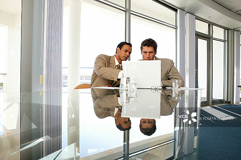 使用笔记本电脑的商人图片素材