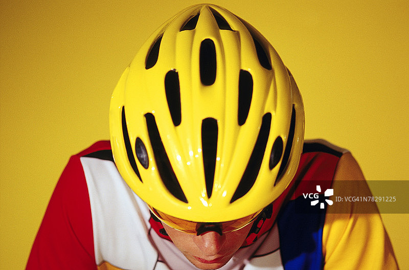 骑自行车者佩戴的自行车头盔图片素材