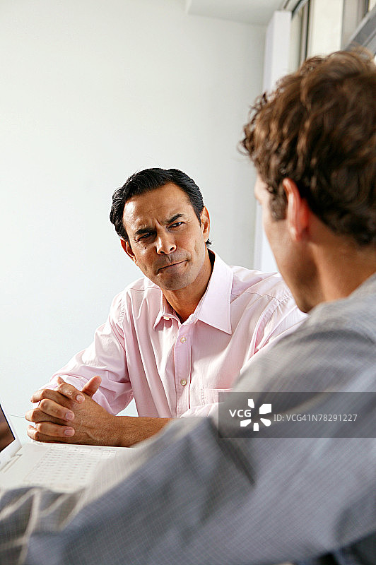 男人在办公室开会图片素材