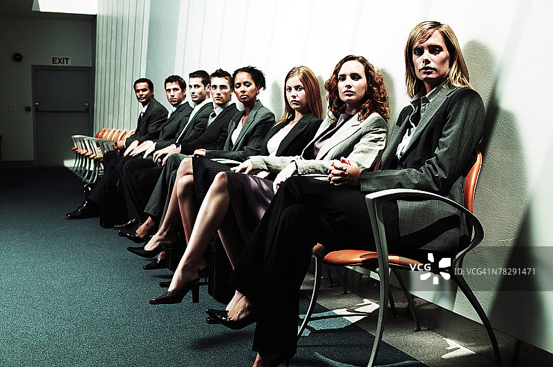 一排就坐的商人们图片素材