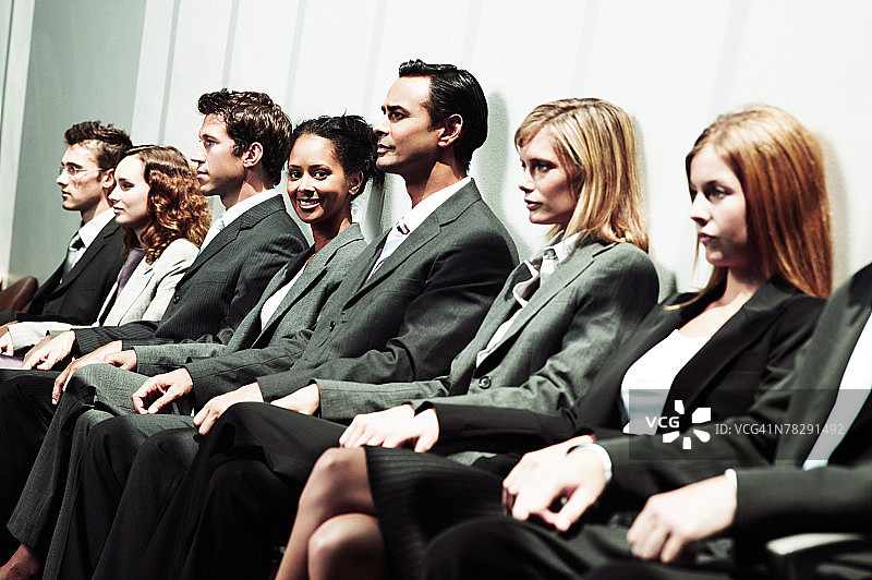 一排就坐的商人们图片素材