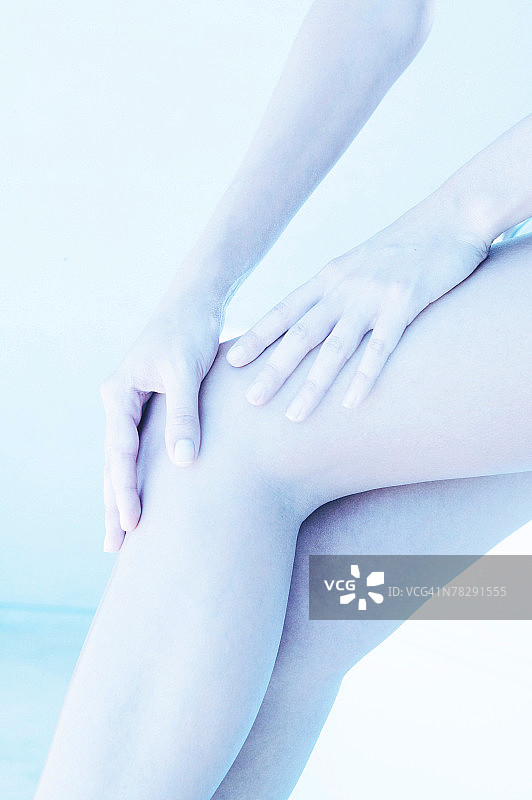 女人的手放在腿上图片素材