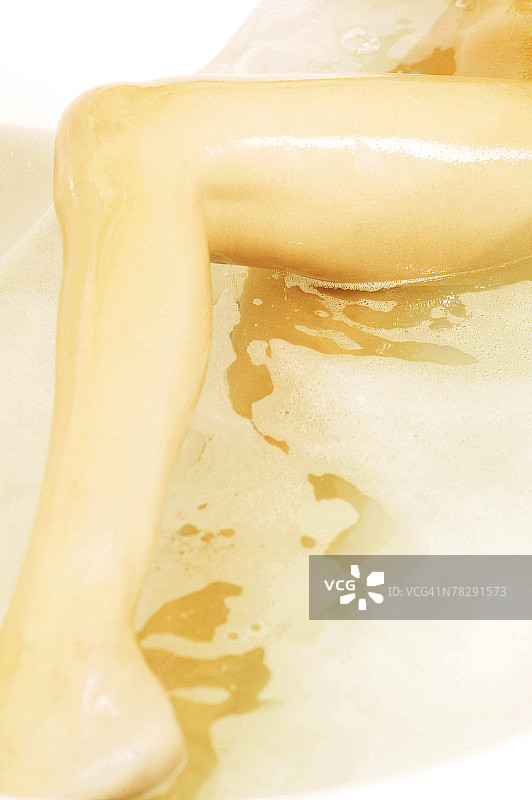 浴缸中的腿图片素材