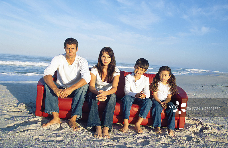 在海滩沙发上的家庭图片素材