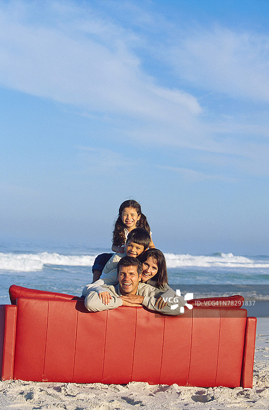 海滩上堆在沙发上的家人图片素材