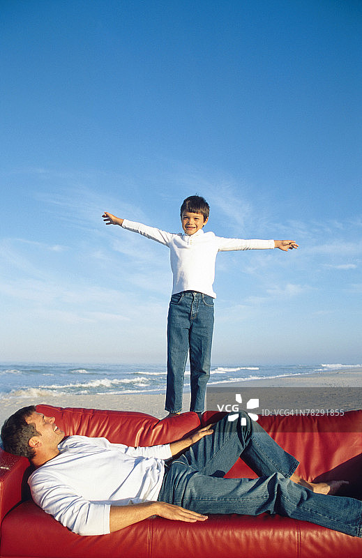 父子在海滩沙发上图片素材