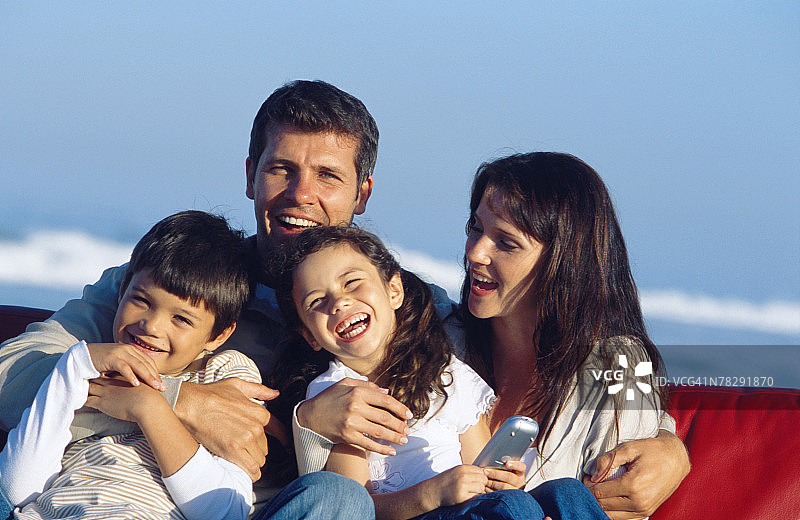 在海滩沙发上的一家人图片素材