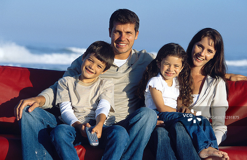 在海滩沙发上的一家人图片素材