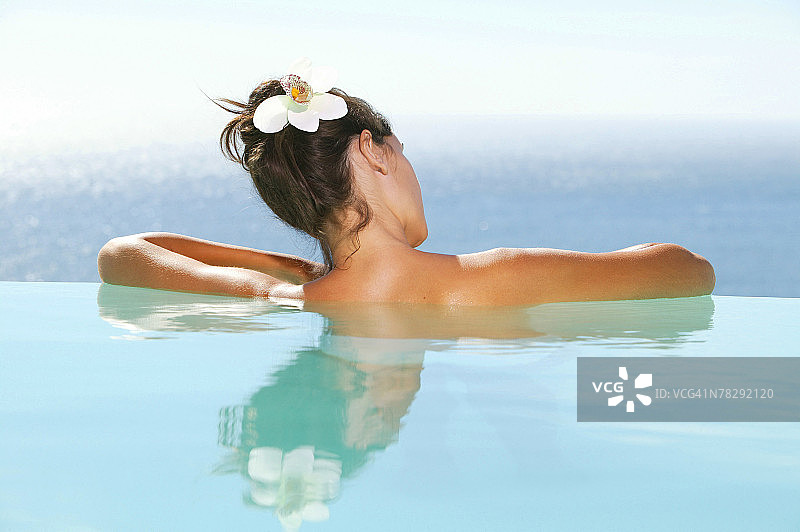 在游泳池里的女人图片素材