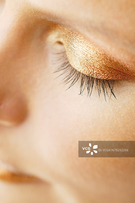 闭着眼睛的女人图片素材