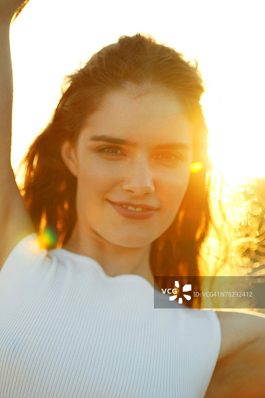 笑容满面、举起双臂的女人图片素材