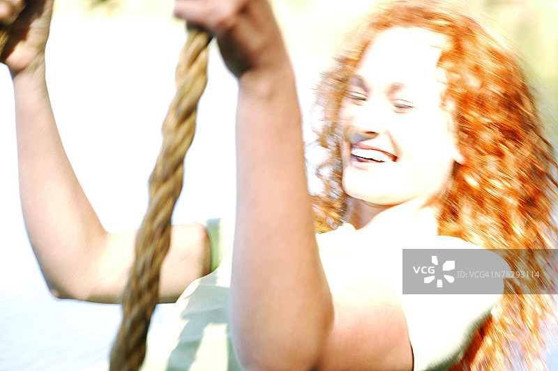 荡秋千的快乐女人图片素材