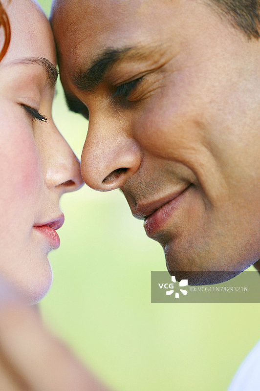 情侣面对面轮廓照图片素材