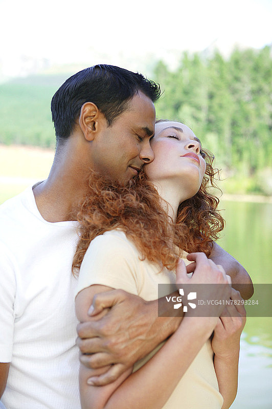 两个拥抱图片素材