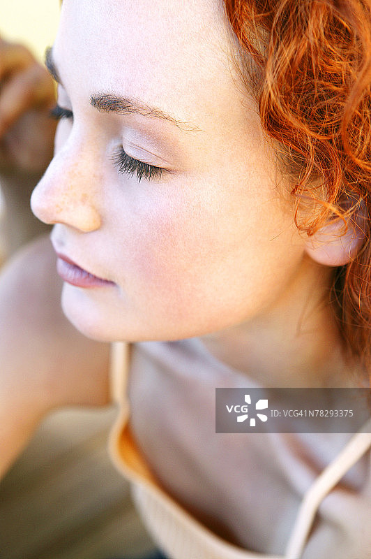 闭着眼睛的女人图片素材