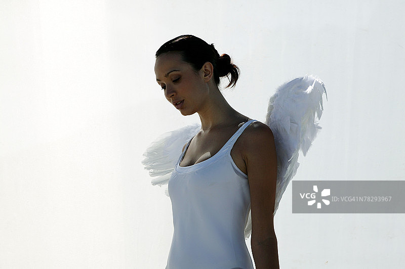 向下看的女性天使图片素材