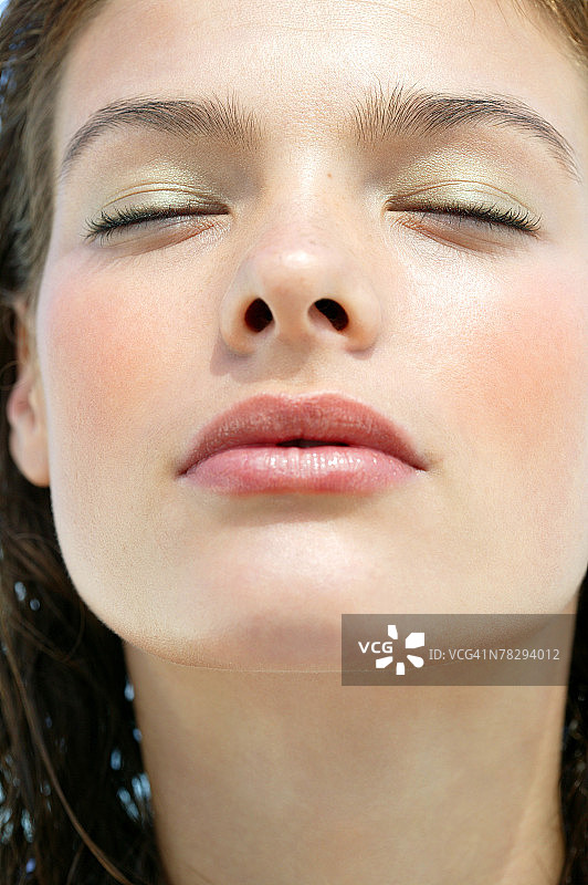 女子闭眼面部特写图片素材