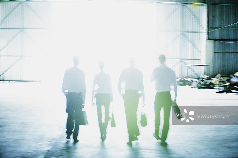 离开仓库的商人图片素材