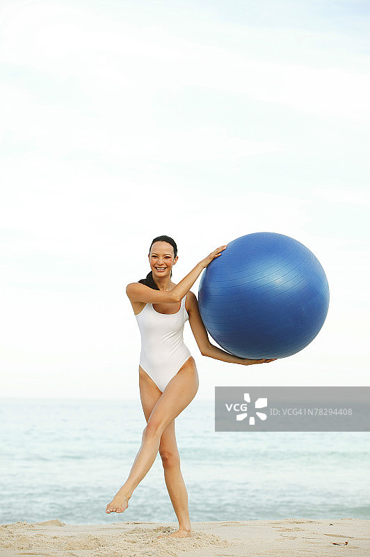 女人手持健身球图片素材