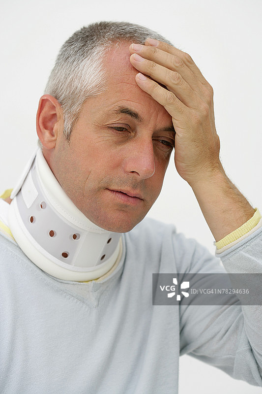 戴着颈托的男人图片素材