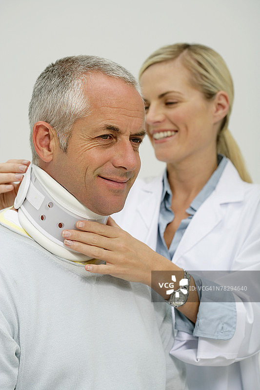 医生调整男人的颈托图片素材