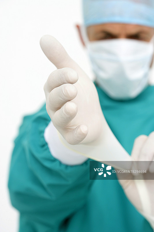 外科医生戴手套图片素材