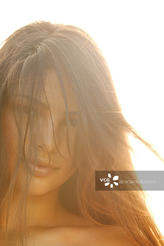 头发散落在脸上的女人图片素材
