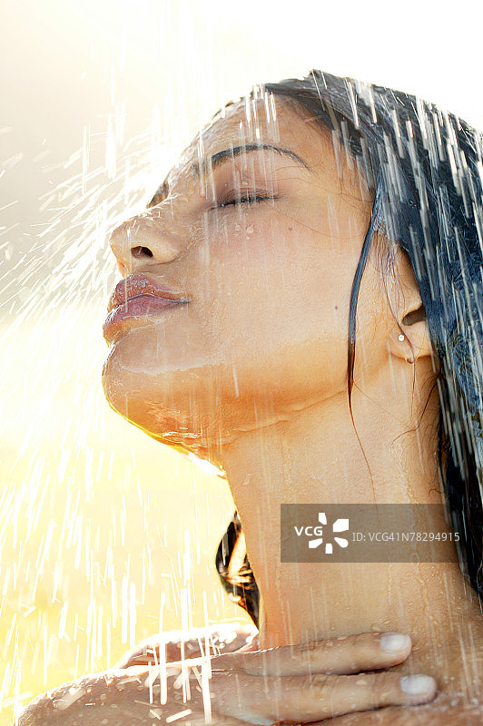 户外淋浴的女人图片素材