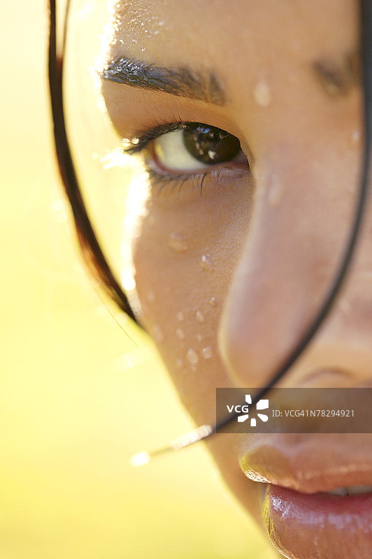 湿发的女人脸庞图片素材