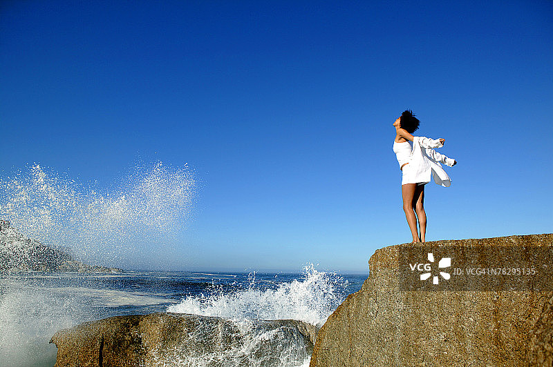 站在海边悬崖上的女人图片素材