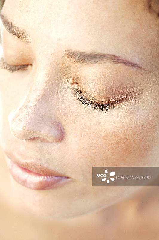 闭着眼睛的女人图片素材