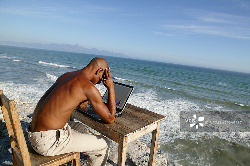 面朝大海伏案工作的男人图片素材