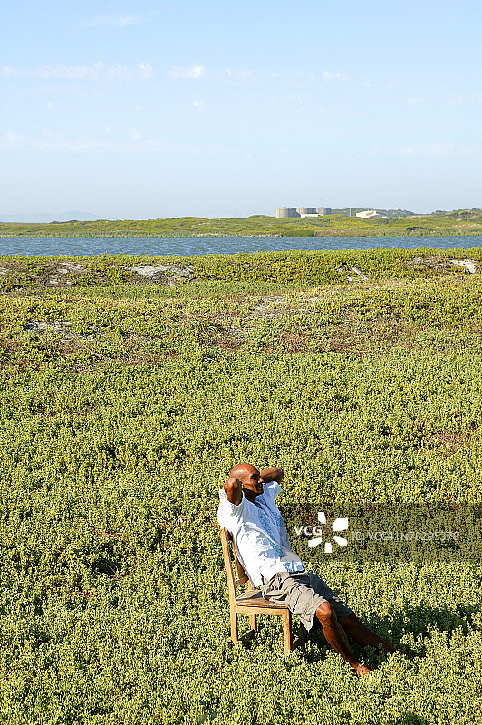 男人在乡村田野放松图片素材