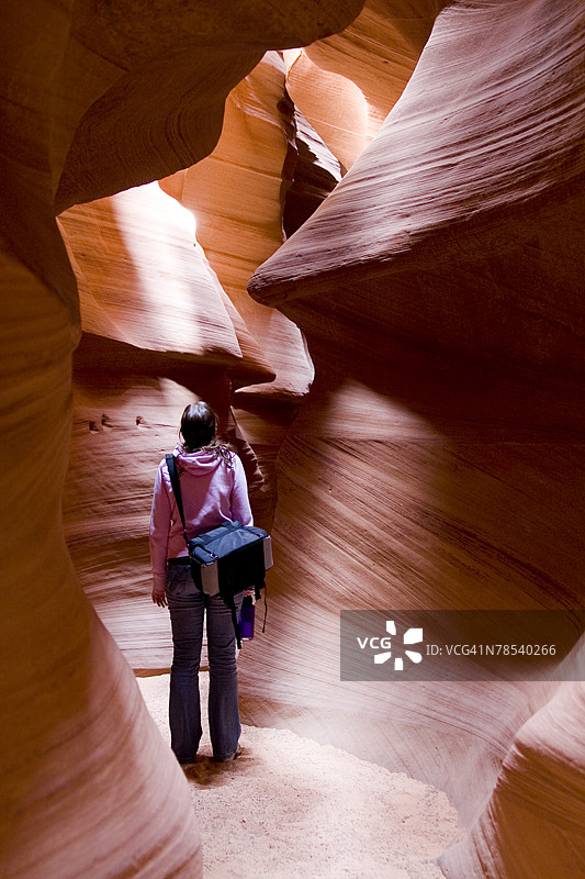 女人在羚羊峡谷仰望图片素材