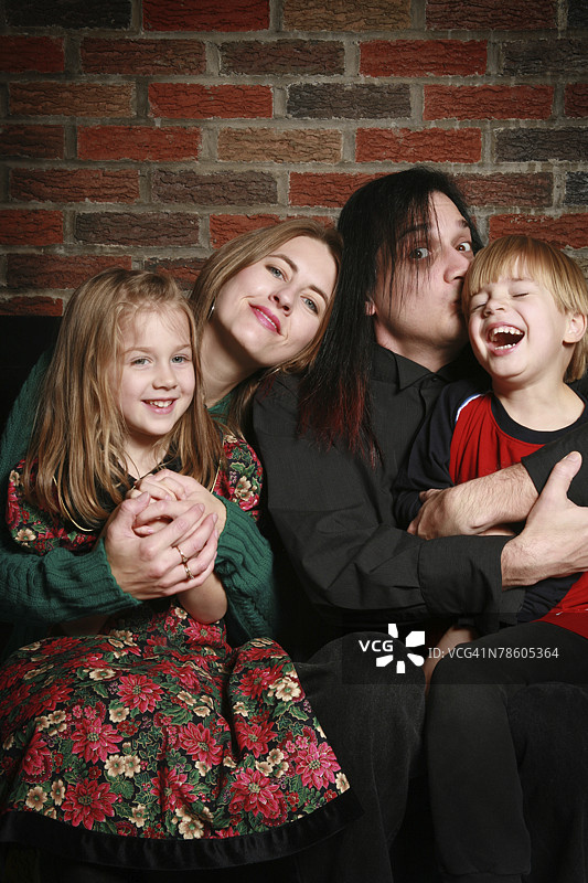 一个快乐、充满爱的家庭在拍摄肖像。图片素材