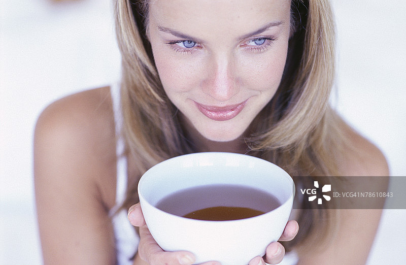 女人手持茶杯图片素材