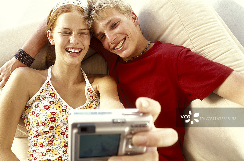 情侣使用数码相机合影图片素材