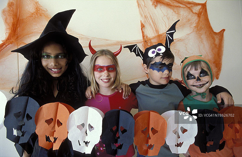 穿着万圣节服装的儿童肖像图片素材