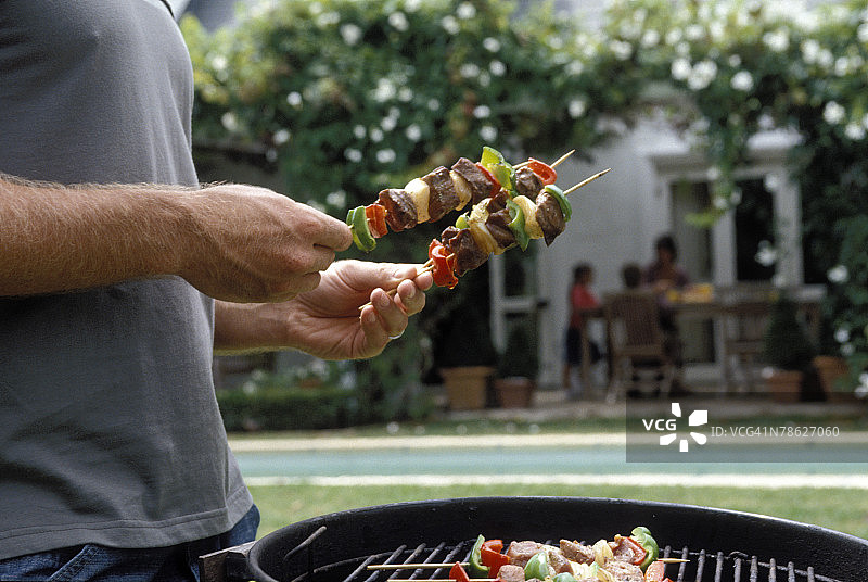 男人烤肉串图片素材