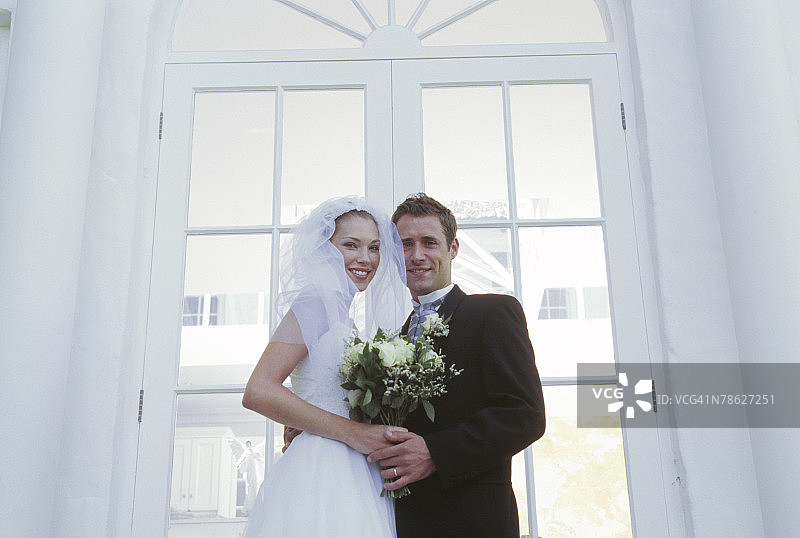 手捧鲜花的新婚夫妇图片素材