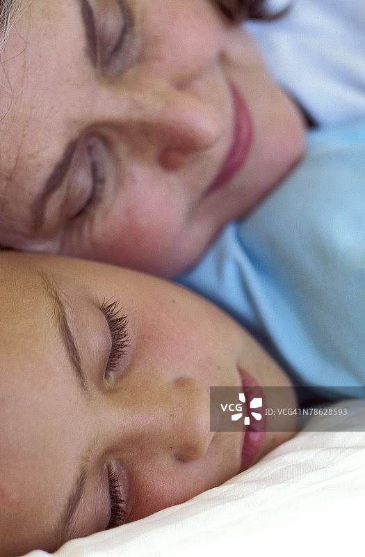 祖母和孙女正在睡觉图片素材