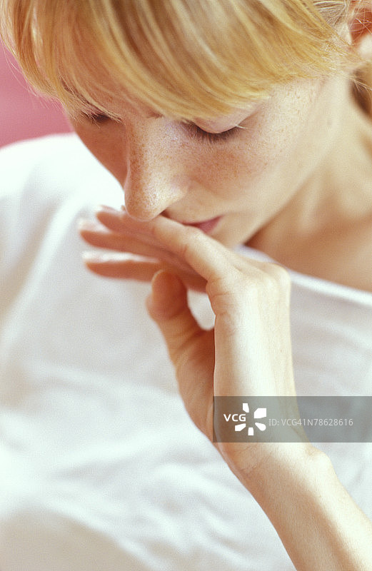 悲伤的女人肖像图片素材