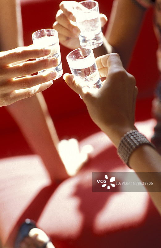 用小酒杯碰杯的手图片素材