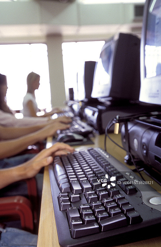 教室里放在键盘上的手图片素材