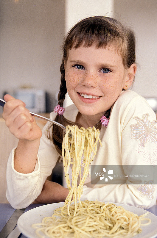 吃意大利面的女孩图片素材
