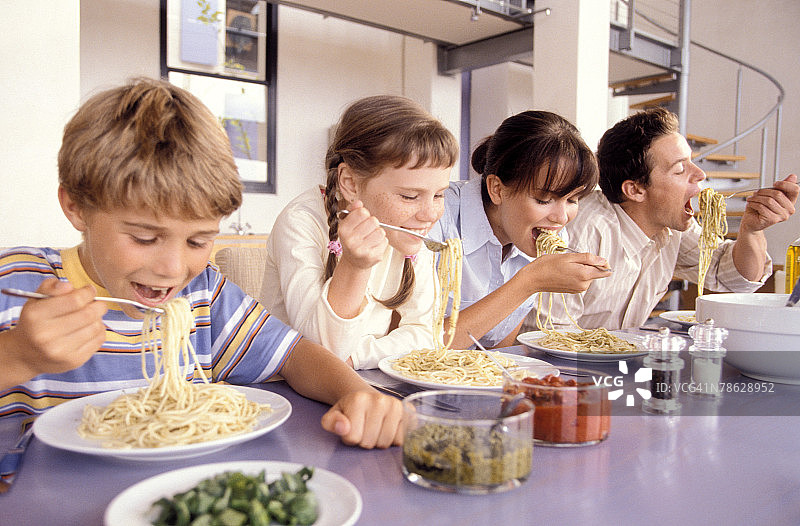 家庭吃意大利面图片素材