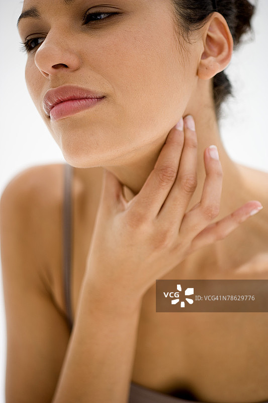 手放在喉咙上的女人图片素材